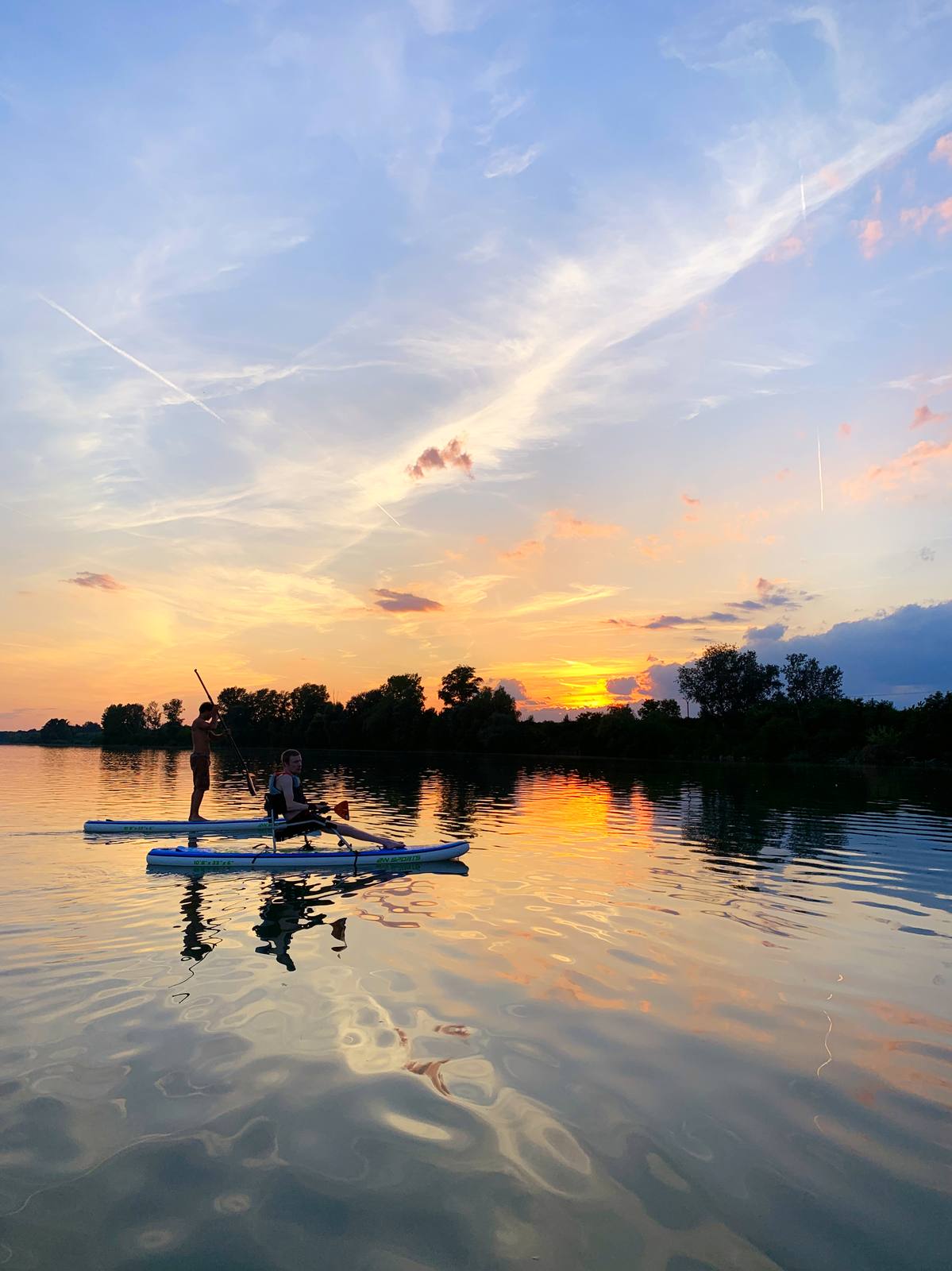 Paddleboarding pri západe slnka